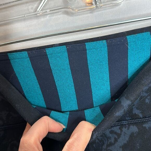 Lululemon Abstract Print/Hidden Stripe Waistband Full Length Leggings. Size 2. - Picture 4 of 9